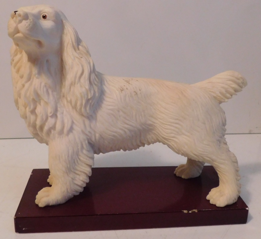 Cocker Spaniel op massieve sokkel