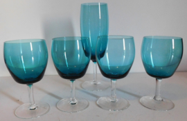Vijf blauwe glazen