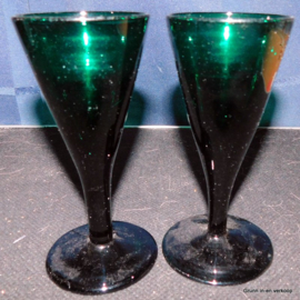 Twee emerald groen glazen