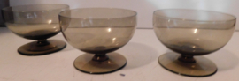 Drie Vintage ijscoupe's van rookglas