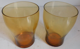 Twee  amberkleurige limonade glazen