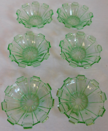 Art Deco groene persglas schalen.