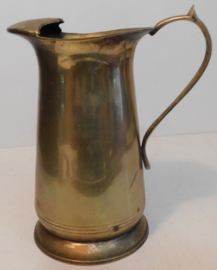 Antieke messing schenkkan