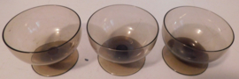 Drie Vintage ijscoupe's van rookglas