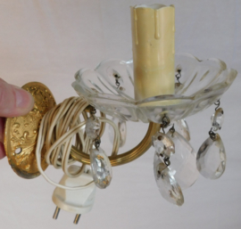 Antieke Franse wandlamp met kristallen pegels