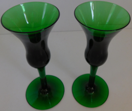 Twee emerald groen glazen