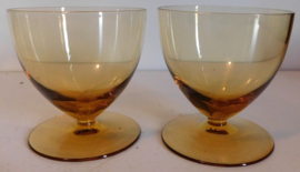 Twee amberkleurige glazen