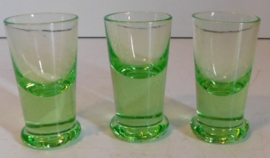 Drie groene borrelglaasjes met dikke bodem