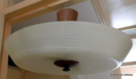 vintage plafondlamp teak hout met bewerkt melkglas
