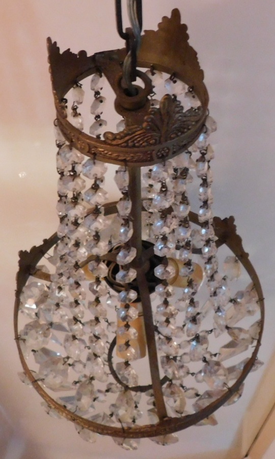 Antieke kroonluchter met glazen pingels