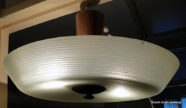 Mid Century plafondlamp met bewerkt melkglas