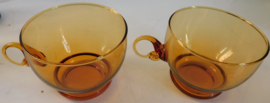 Twee amberkleurige bowlglazen