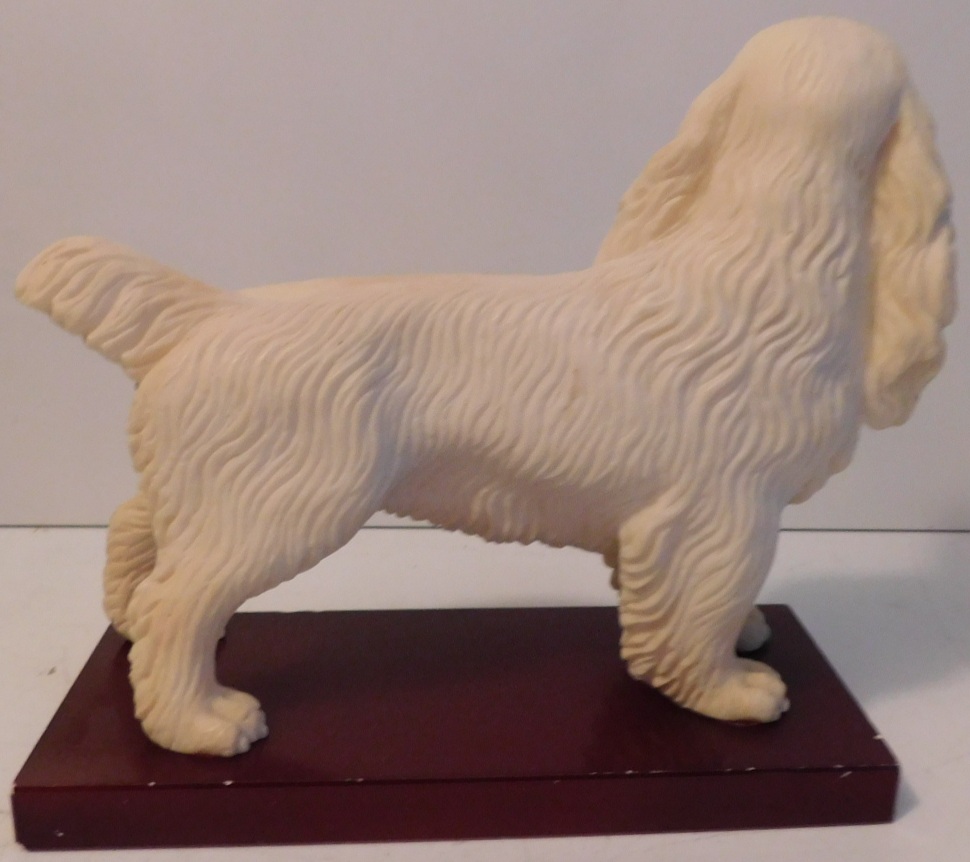 Cocker Spaniel op massieve sokkel