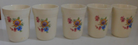 Bekers met florale afbeeldingen
