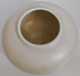 Creme kleurige keramische bolvaas