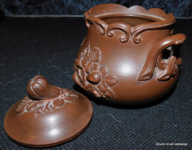 Suikerpot, melkkannetje en een schaal van klei