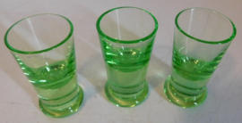 Drie groene borrelglaasjes met dikke bodem