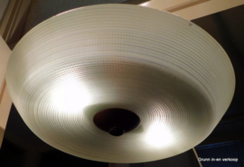 Mid Century plafondlamp met bewerkt melkglas