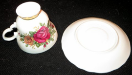 Kop en schotel met florale afbeeldingen