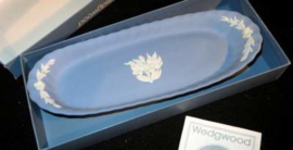 Wedgwood Jasperware schaal met bloemachtige reliëfdecors.