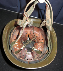 Militaire helm met binnenwerk en kinband.