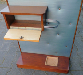 Klassiek compacte garderobewand uit de 50er jaren.
