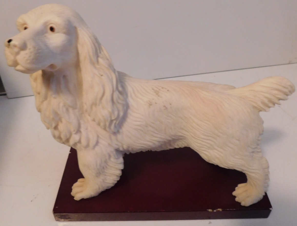 Cocker Spaniel op massieve sokkel