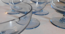 Zes licht blauwe glazen
