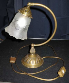 Antieke koperen bewerkte tafellamp. Ca. 1930