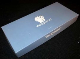 Wedgwood Jasperware schaal met bloemachtige reliëfdecors.