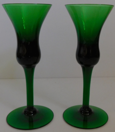 Twee emerald groen glazen