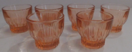 France Art Deco roze persglazen likeur glaasjes