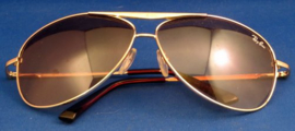 Vintage Ray Ban zonnebril met een goudkleurige montuur