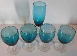 Vijf blauwe glazen