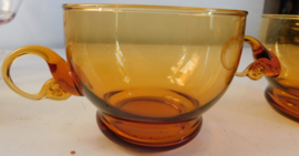 Twee amberkleurige bowlglazen