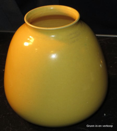 Geel geglazuurde aardewerk ADCO vaas