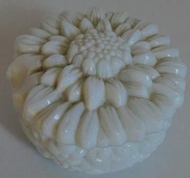 Art Deco wit glazen zonnebloem zeepdoos. collectie Ingrid