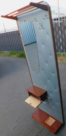 Klassiek compacte garderobewand uit de 50er jaren.