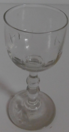 Antiek glas met olijfslijpsel