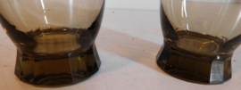 Twee glas met een 16 hoekige voet