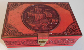 Blikken trommel met zeilschip in relief opdruk