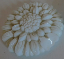 Art Deco wit glazen zonnebloem zeepdoos. collectie Ingrid