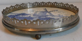 Delfts blauwe onderzetter met tinnen rand, diameter 17.50 cm.
