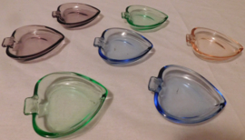 7 gekleurde asbakjes in de vorm van hartjes van glas