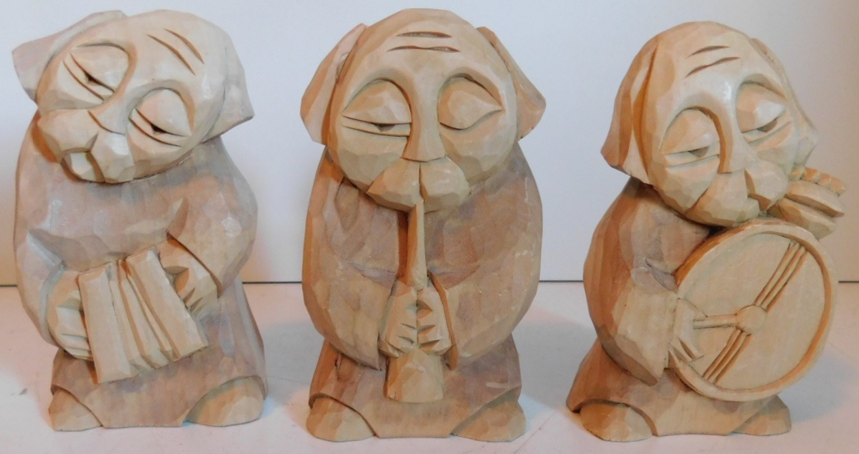 Drie Jerzy Chodorowski houten muzikanten sculpturen