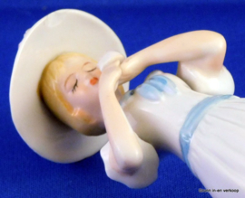 Porseleinen beeldje, vrouw met bloem
