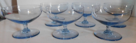 Zes licht blauwe glazen