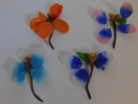 Vier glazen curiosa bloemen.