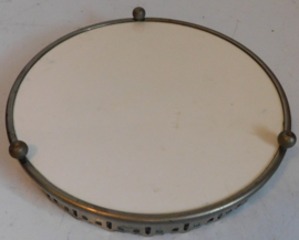 Delfts blauwe onderzetter met tinnen rand, diameter 17.50 cm.