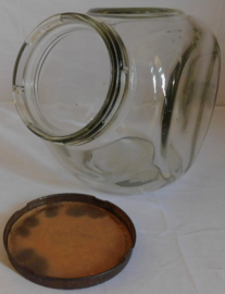 Antiek glazen snoeppot pot met ijzeren deksel.
